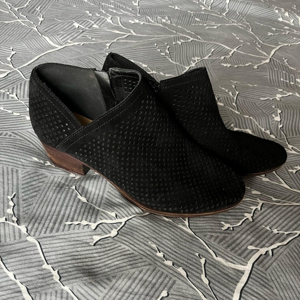 Lucky Brand perforated side booties in black size 8 EUC